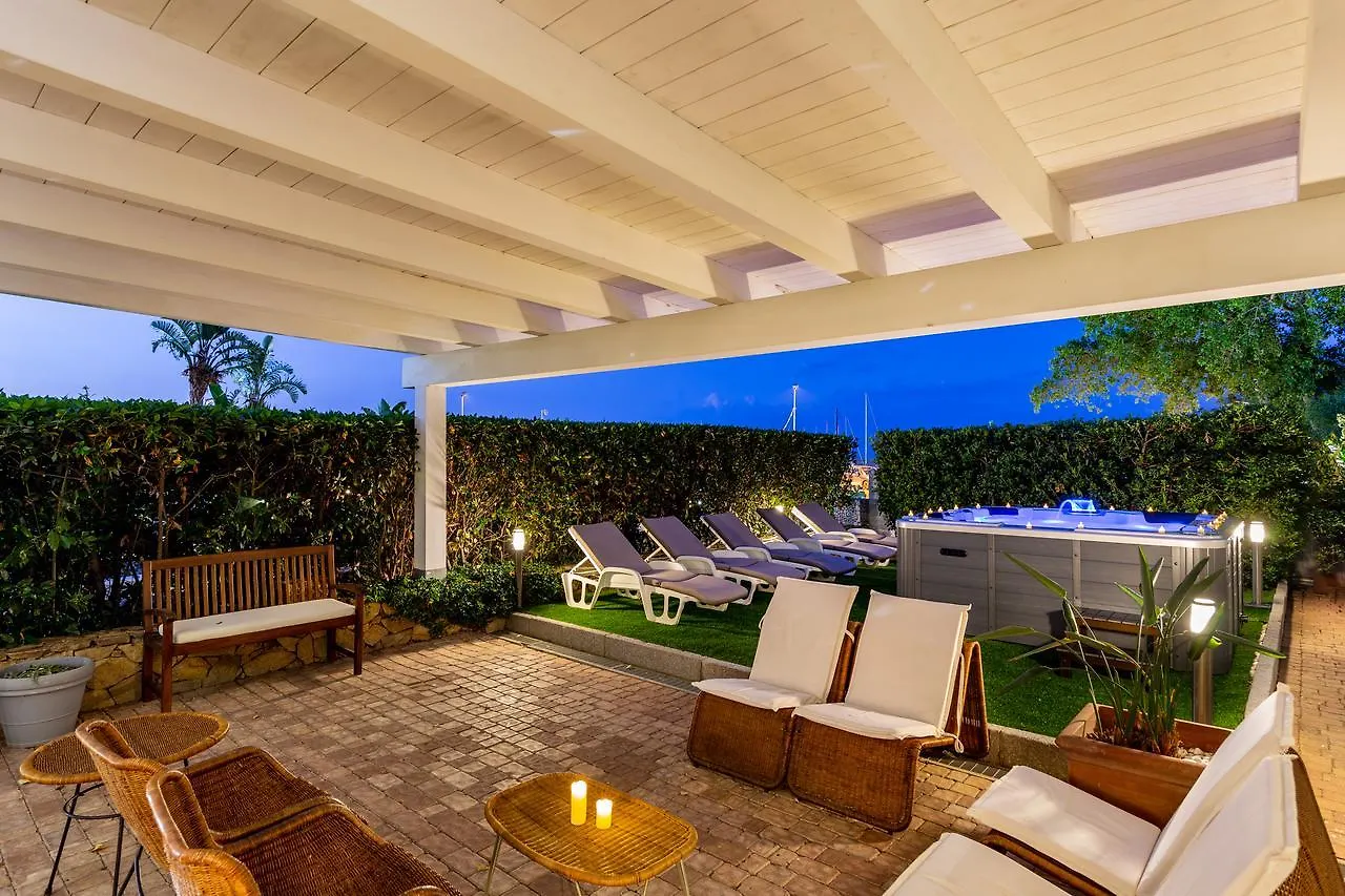 Hotel Residence Hibiscus La Caletta 3*,  Italy
